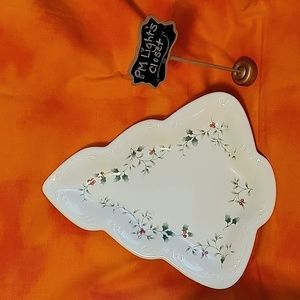 Pfaltzgraff Tree Shaped Serving Plate Winterberry Holiday Ivory Green Red